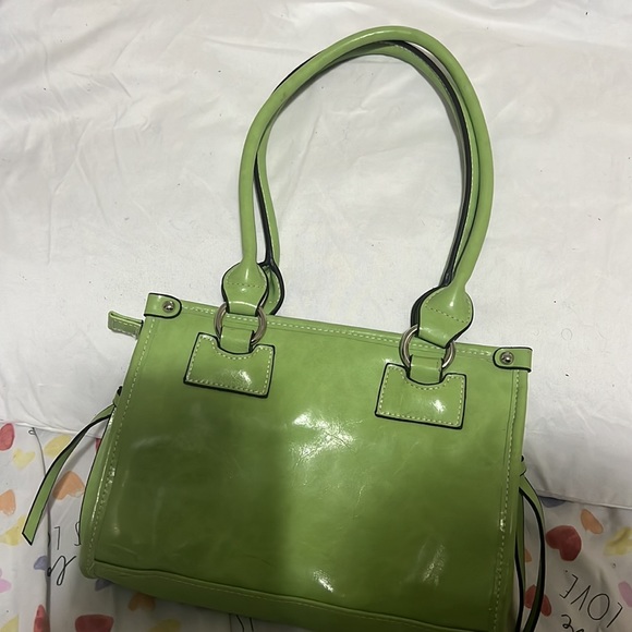 Es pequeña color verde muy bonita para combinar si está interesado cómpralo - Picture 9 of 17